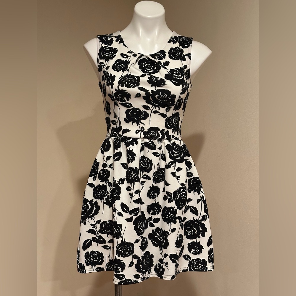KIHA Floral Black Print & White Sleeveless Dress Soft Stretchy Material Sz 8.